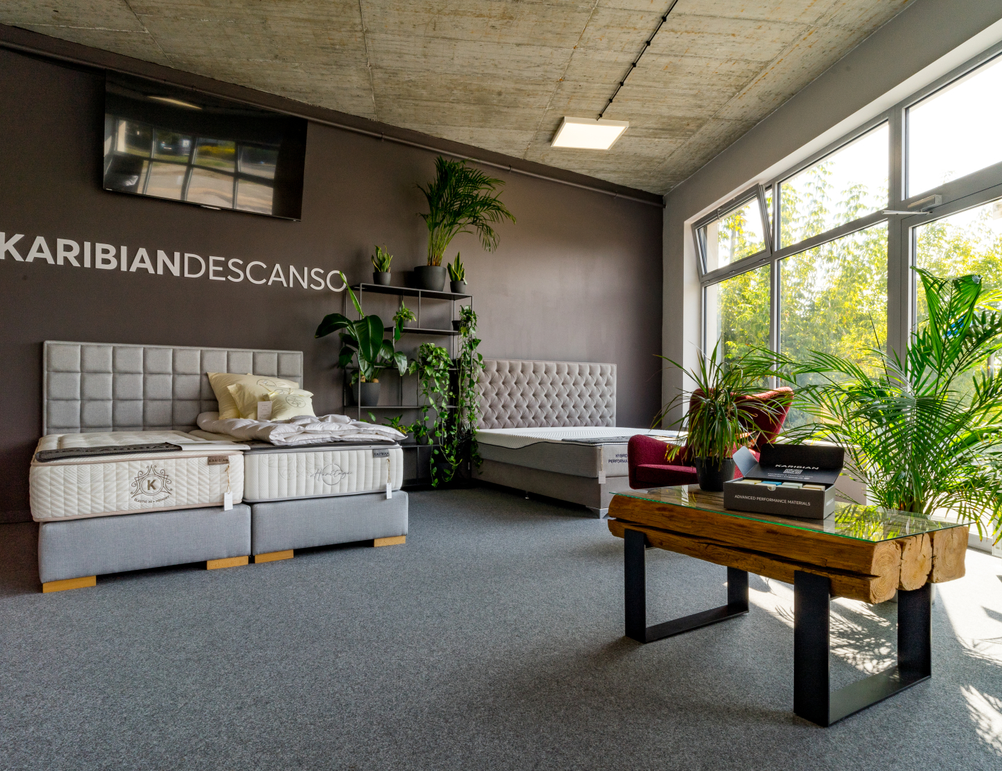 Salon z materacami i łóżkami